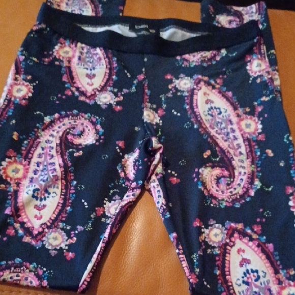 🌺bebe Black and Pink Leggings with Paisley Print - Picture 2 of 7